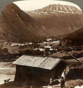 Schneebedeckte Höhen des Mt. Gausta, 6180 ft., über ruhigen Häusern im Maan-Tal, Norwegen