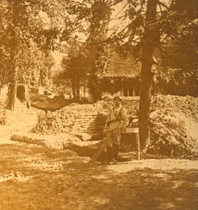 Soldat vor einem Schützengraben, Bois des Loges, Nordfrankreich, um 1914-1918 von Unbekannt