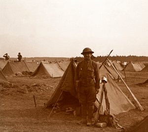 Soldat steht neben Zelt, amerikanisches Lager, Melette, Frankreich, ca. 1914-1918 von Unbekannt