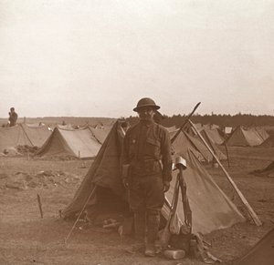 Soldat steht neben Zelt, amerikanisches Lager, Melette, Frankreich von Unbekannt