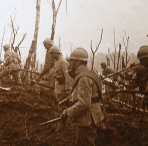 Vorrückende Soldaten, ca. 1914-1918 von Unbekannt
