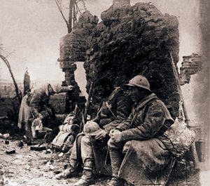 Soldaten unter Ruinen, ca. 1914-1918