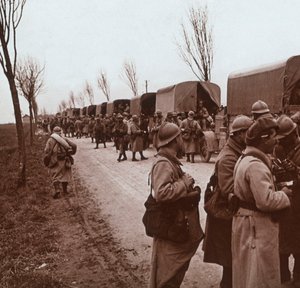 Soldaten und LKW-Kolonne auf der Voie Sacrée, Verdun, Nordfrankreich, ca. 1914-1918 von Unbekannt