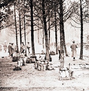 Soldaten und Rucksäcke im Wald