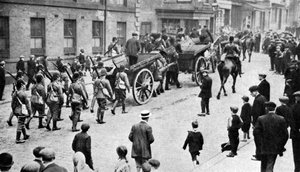 Soldaten begleiten Kohlenkarren während des Streiks, Sheffield, um 1920 von Unbekannt