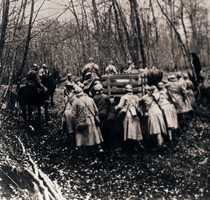 Soldaten im Wald, um 1914 von Unbekannt