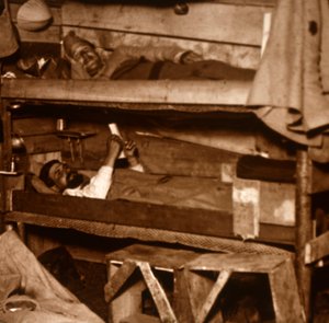 Soldaten in Holzbänken, ca. 1914-1918