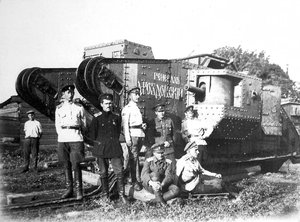 Soldaten der Freiwilligenarmee vor dem Panzer General Drozdowski, 1919
