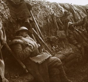 Soldaten ruhen sich in Schützengräben aus, ca. 1914-1918