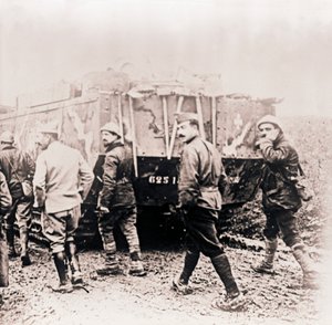 Soldaten gehen hinter einem Panzer, ca. 1914-ca. 1918 von Unbekannt