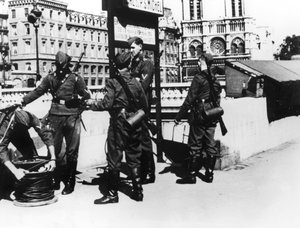 Soldaten mit einem Telefonkabel auf der Pont St. Michel, Paris, Juni 1940