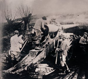 Soldaten mit schwerer Artillerie