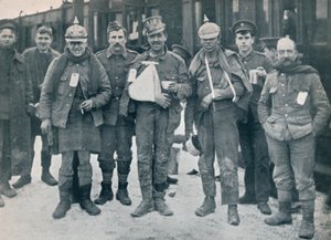 Einige fröhliche Verwundete aus den Kämpfen von Neuve Chapelle, die erbeutete deutsche Helme tragen, 1915