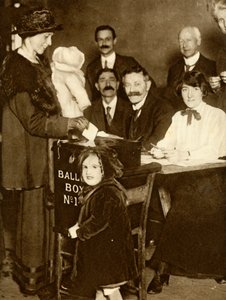 Einige Frauen dürfen zum ersten Mal wählen, Großbritannien, 14. Dezember 1918, 1935 von Unbekannt