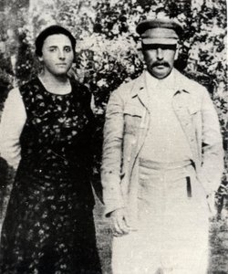 Sowjetführer Josef Stalin mit seiner zweiten Frau Nadeschda Allilujewa, späte 1920er Jahre