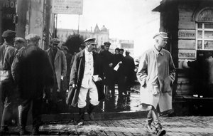 Sowjetführer Joseph Stalin eskortiert von GRU-Geheimagenten, späte 1920er