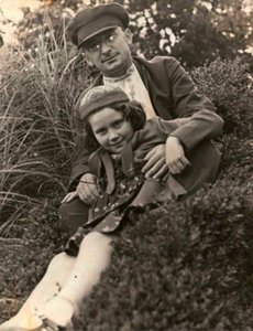 Sowjetpolitiker Lawrenti Beria mit Josef Stalins Tochter Swetlana Allilujewa, UdSSR, 1930er von Unbekannt