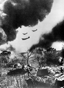 Sowjetische Panzer und Flugzeuge starten einen Angriff, Russland, 1943 von Unbekannt