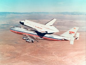 Space Shuttle Orbiter auf einem Boeing 747 Trägerflugzeug montiert, 1977 von Unbekannt