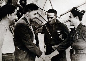 Spanischer Bürgerkrieg (1936-1939): Ilja Grigorjewitsch Ehrenburg (1891-1967), russischer Schriftsteller, bei seiner Ankunft am Flughafen von Barcelona (Spanien) (zweiter von links), als sowjetischer Korrespondent des Bürgerkriegs von Unbekannt