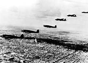 Staffel deutscher Heinkel He 111 Bomber über dem besetzten Paris, Juli 1940 von Unbekannt