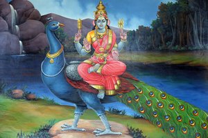 Sri Mariamman Hindu Tempel. Sri Gowmari mit Pfau, Symbol von Subramanyan. Singapur