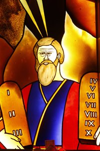 Buntglasfenster: Moses und die Gesetzestafeln, Lomé, Togo von Unbekannt