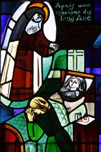 Glasfenster, das Sainte Thérèse de Lisieux darstellt, wie sie ein krankes Kind heilt, in der Kirche Notre-Dame-de-la-Trinité, Blois, Frankreich