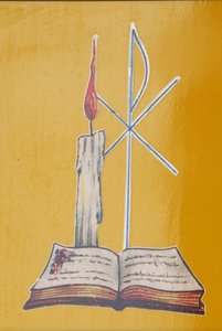 Buntglasfenster. Altarkerze und Bibel, Aneho, Togo von Unbekannt