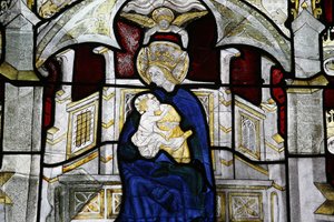 Buntglasfenster in der Kollegiatkirche Notre-Dame des Marais: Jungfrau und Kind, Villefranche-sur-Saône, Frankreich