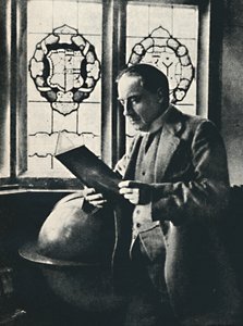 Stanley Baldwin in der Galerie in Chequers, um 1925 von Unbekannt