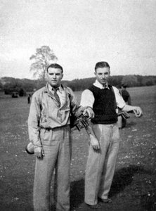 Stanley Matthews und Eddie Hapgood machen eine Pause zwischen den Schüssen während einer Golfrunde, 1945 von Unbekannt