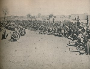 Verhungernde Eingeborene kommen zur staatlichen Hilfe nach Bulawayo, ca. 1900 von Unbekannt