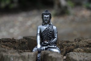 Statue im Garten des Buddhapadipa-Tempels, Wimbledon, Großbritannien von Unbekannt