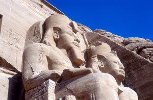 Statuen von Ramses II. vor dem Haupttempel, Abu Simbel, Ägypten, frühes 13. Jahrhundert v. Chr. von Unbekannt