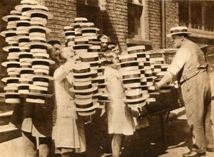 Strohhüte kommen wieder in Mode, 1930, 1933 von Unbekannt