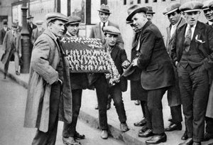 Straßenhändler verkauft Fußball-Souvenirs in Kings Cross, London, 1911-1926 von Unbekannt