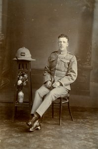 Studio-Porträt eines Soldaten der C-Kompanie, 2. Bataillon des Königsregiments, Irak, 1926 von Unbekannt