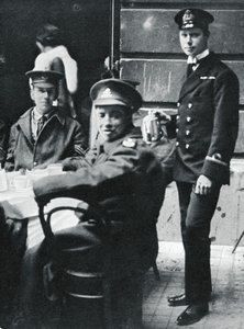 Unterleutnant Prinz Albert serviert Tee an verwundete Soldaten im Buckingham Palace, 1916