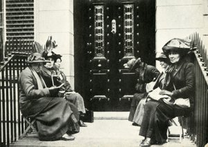 Suffragetten warten vor der Haustür von Sir Edward Carsons Londoner Haus, 6. April 1914, 1947