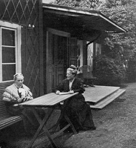 Schwedische Autorin Selma Lagerlöf und ihre Mutter Louise, 1909 von Unbekannt
