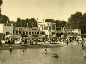 Schwimmen im Traunsee, Gmunden, Oberösterreich, um 1935 von Unbekannt