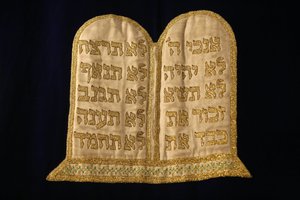 Gesetzestafeln Stickerei in der Stadttempel-Synagoge, Wien, Österreich von Unbekannt
