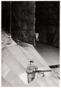 Heckschütze eines deutschen Zeppelin-Luftschiffs, Erster Weltkrieg, 1914-1918, 1933 von Unbekannt