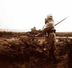 Panzer und Soldat auf dem Schlachtfeld, ca. 1914-1918 von Unbekannt