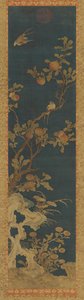 Wandteppich: Vögel, Pfirsichbaum, Felsen und Blumen auf blauem Grund, Qing-Dynastie, 1644-1911 von Unbekannt