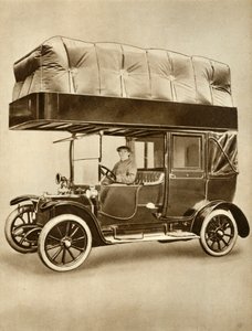 Taxi mit Gasbeutelvorrichtung auf speziell angepasstem Dach, 1914-1918, 1935 von Unbekannt