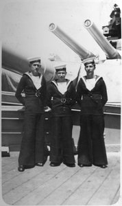 Ted und Freunde, drei Matrosen der Royal Navy an Bord eines Kriegsschiffs, ca. 1920er-1930er