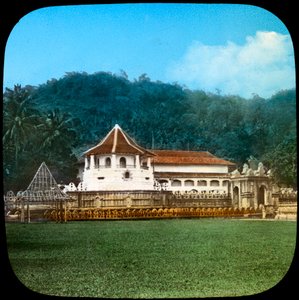 Tempel des Heiligen Zahns, Kandy, Ceylon, spätes 19. oder frühes 20. Jahrhundert von Unbekannt
