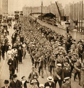 Territoriale vom Sommerlager - Terrier marschieren leicht über die Westminster Bridge, 1914-1918, 1933 von Unbekannt